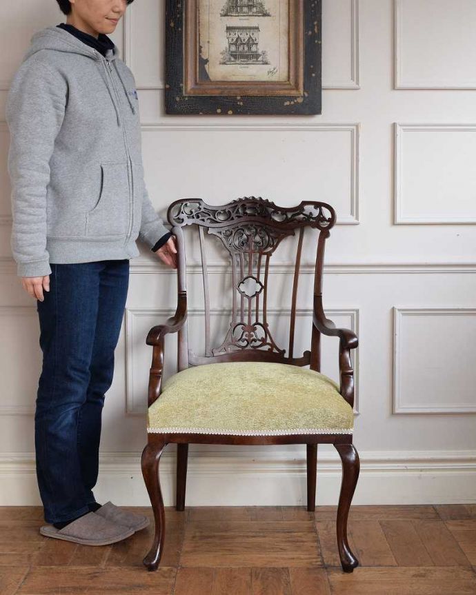 サロンチェア　アンティーク チェア　目で楽しめる贅沢な英国アンティークのアームチェア、透かし彫りが美しいサロンチェア。「見る」だけで幸せになるアンティークの椅子最高級のアンティークチェアは、座って使う楽しみ以外に目で見て楽しめます。(q-379-c)