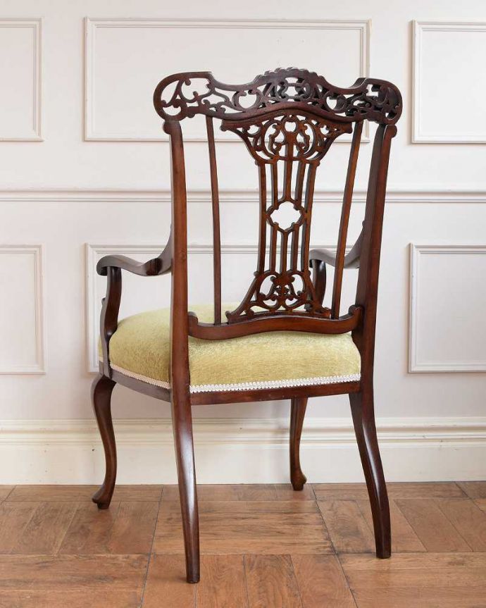 サロンチェア　アンティーク チェア　目で楽しめる贅沢な英国アンティークのアームチェア、透かし彫りが美しいサロンチェア。後ろ姿も上品です並べた時に後ろから見ることも多い椅子。(q-379-c)
