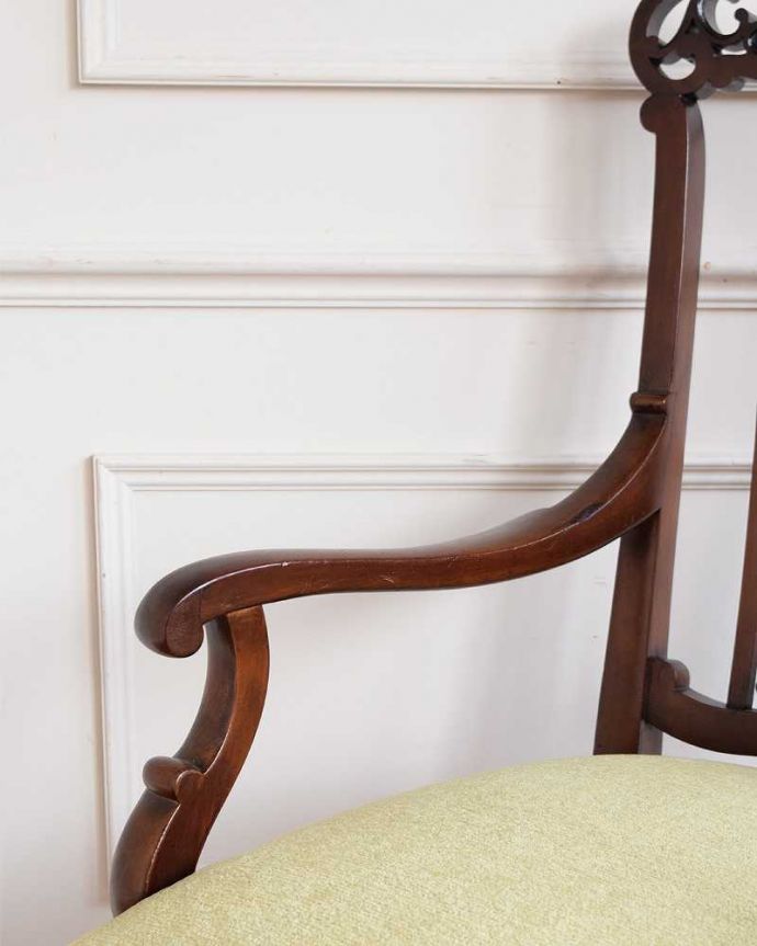 サロンチェア　アンティーク チェア　目で楽しめる贅沢な英国アンティークのアームチェア、透かし彫りが美しいサロンチェア。アーム部分にも注目肘を掛けておけるアームチェアは座ったときにやっぱりラク。(q-379-c)