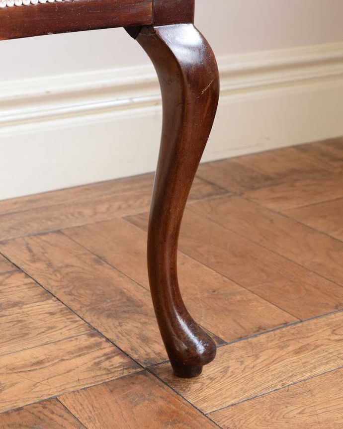 サロンチェア　アンティーク チェア　目で楽しめる贅沢な英国アンティークのアームチェア、透かし彫りが美しいサロンチェア。床を滑らせて移動出来ますHandleではアンティークチェアの脚の裏にフェルトキーパーをお付けしています。(q-379-c)