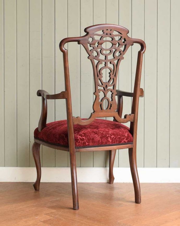 サロンチェア　アンティーク チェア　目で楽しめる贅沢な英国アンティークのアームチェア、透かし彫りが美しいサロンチェア。後ろ姿も上品です並べた時に後ろから見ることも多い椅子。(q-383-c)