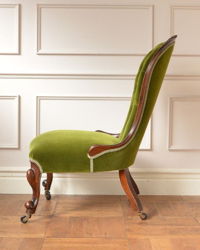 1Pソファ(ラウンジチェア)　アンティーク チェア　1890年代のイギリスで見つけたアンティークナーシングチェア。横から見ても優雅な立ち姿授乳のために作られた椅子は、座面が低く背もたれの角度もゆったり。(q-384-c)