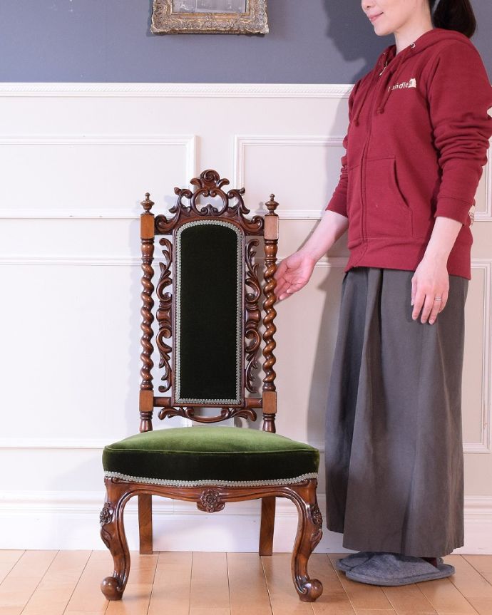 1Pソファ(ラウンジチェア)　アンティーク チェア　英国のアンティーク椅子、ゴージャスな背もたれが美しいナーシングチェア。赤ちゃんとお母さんのために作られた椅子授乳のためだけに造られたナーシングチェア。(q-385-c)