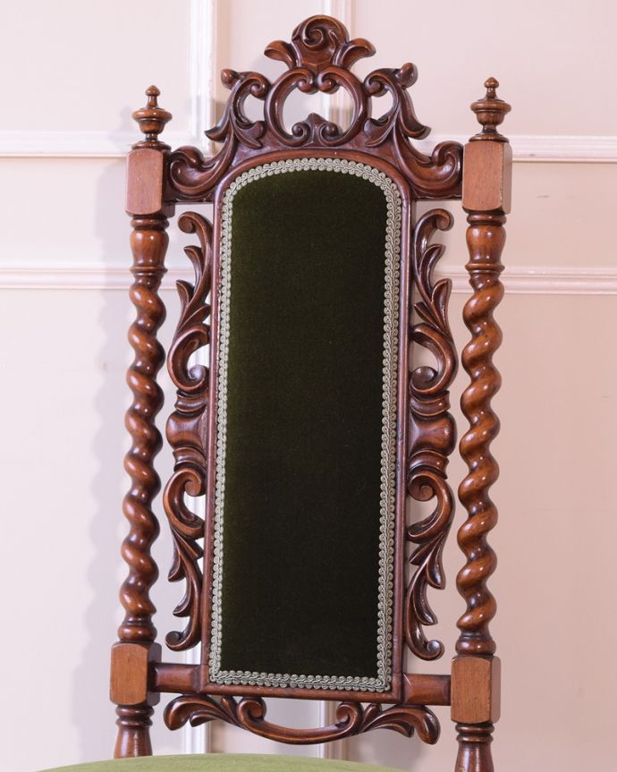 1Pソファ(ラウンジチェア)　アンティーク チェア　英国のアンティーク椅子、ゴージャスな背もたれが美しいナーシングチェア。贅沢な美しさはアンティークの証女性のために作られた椅子だけに、見た目が美しい。(q-385-c)