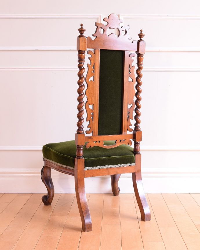 1Pソファ(ラウンジチェア)　アンティーク チェア　英国のアンティーク椅子、ゴージャスな背もたれが美しいナーシングチェア。後ろ姿も上品です並べた時に後ろから見ることも多い椅子。(q-385-c)
