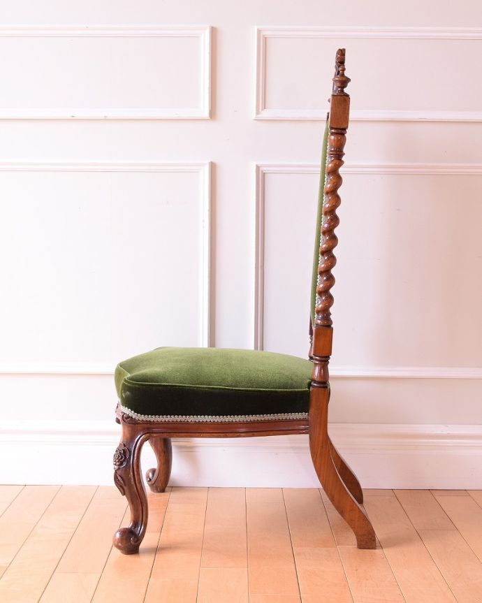 1Pソファ(ラウンジチェア)　アンティーク チェア　英国のアンティーク椅子、ゴージャスな背もたれが美しいナーシングチェア。横から見ても優雅な立ち姿授乳のために作られた椅子は、座面が低く背もたれの角度もゆったり。(q-385-c)