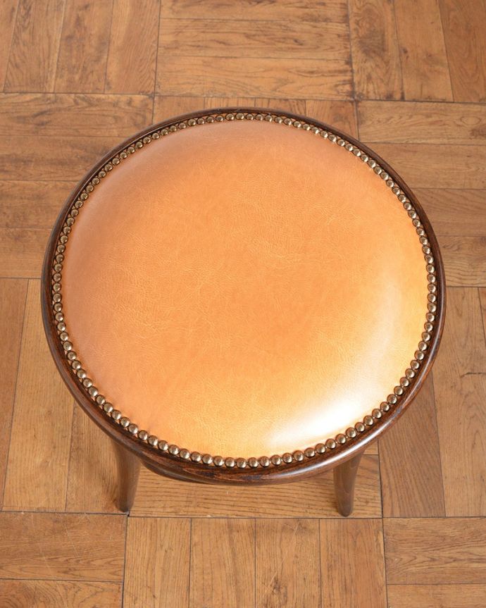 アンティーク風の椅子　アンティーク風　イギリスで見つけたお洒落なアンティーク風のスツール（クッション付き）。座面を上から見るとクッション付きなので、長時間座っても疲れません。(q-387-c)