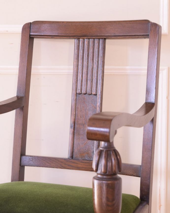 ダイニングチェア　アンティーク チェア　英国アンティークの椅子、カッコいいバルボスレッグのアームチェア。背もたれには上品な彫脚のデザインとは対照的に背もたれに彫られた女性らしいデザイン。(q-392-c)