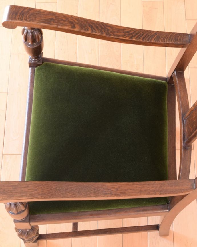 ダイニングチェア　アンティーク チェア　英国アンティークの椅子、カッコいいバルボスレッグのアームチェア。座面を上から見るとこんな感じ座面は布貼りなので、長時間座っても疲れません。(q-392-c)