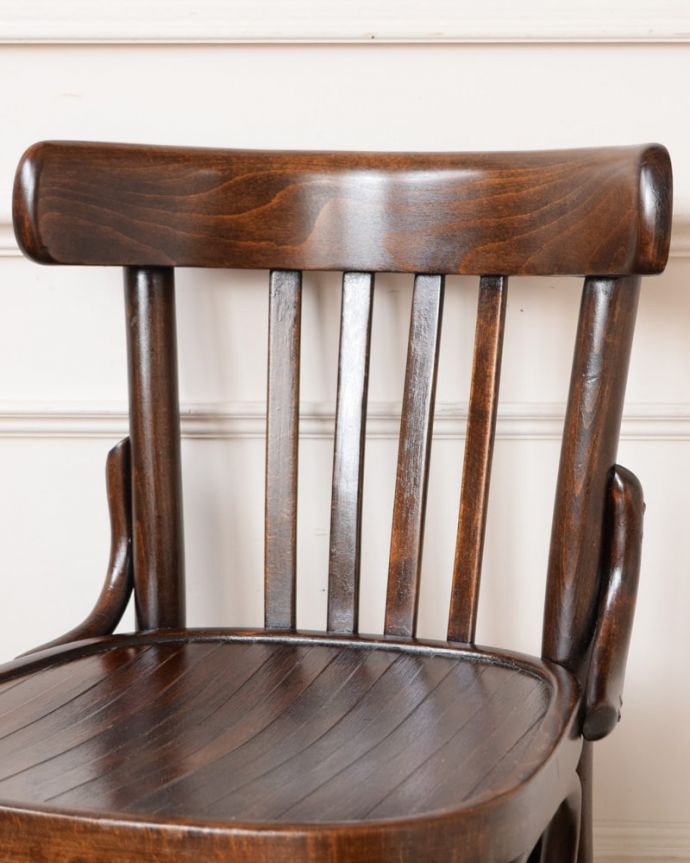 ベントウッドチェア　アンティーク チェア　イギリスのアンティーク椅子、かっこいいベントウッドチェア。美しいだけじゃなくて強い！座面の下にはベントウッドらしい曲線の木。(q-394-c)