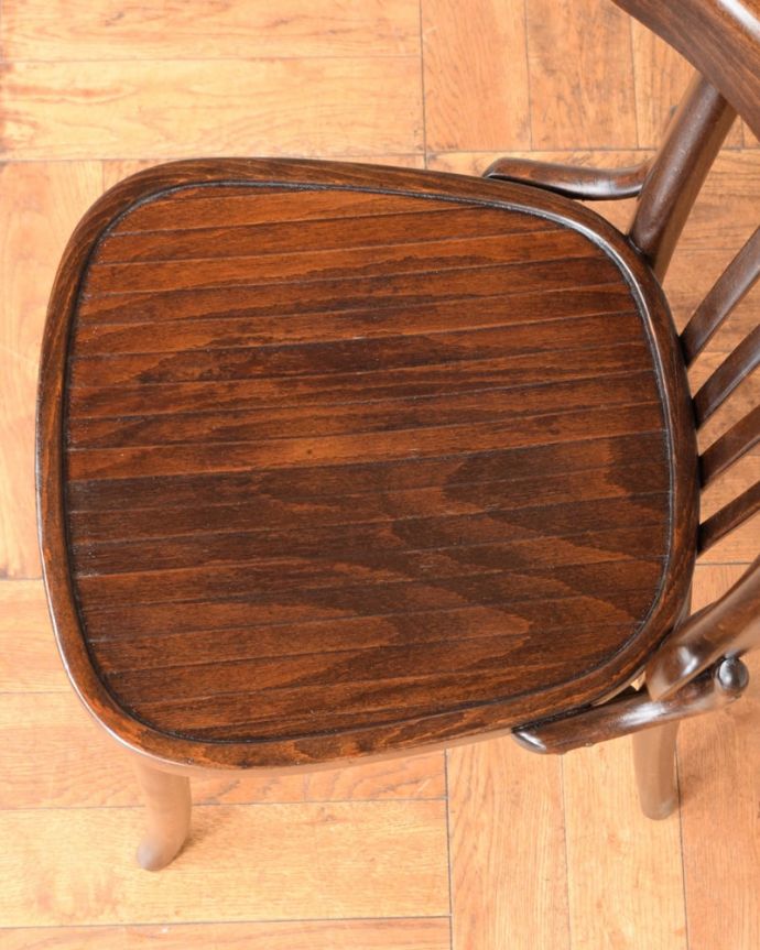 ベントウッドチェア　アンティーク チェア　イギリスのアンティーク椅子、かっこいいベントウッドチェア。座面にも個性があります背もたれだけじゃなく座面にも注目！丸みを帯びた可愛い座面がベントウッドの特長です。(q-394-c)