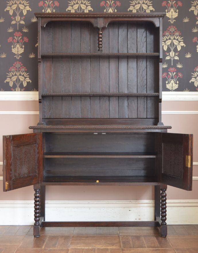 アンティークのキャビネット　アンティーク家具　シックなアンティークの英国家具、美しいウェルッシュドレッサー（食器棚）。見せたくないものは下の扉の奥にしまえます。(q-396-1)