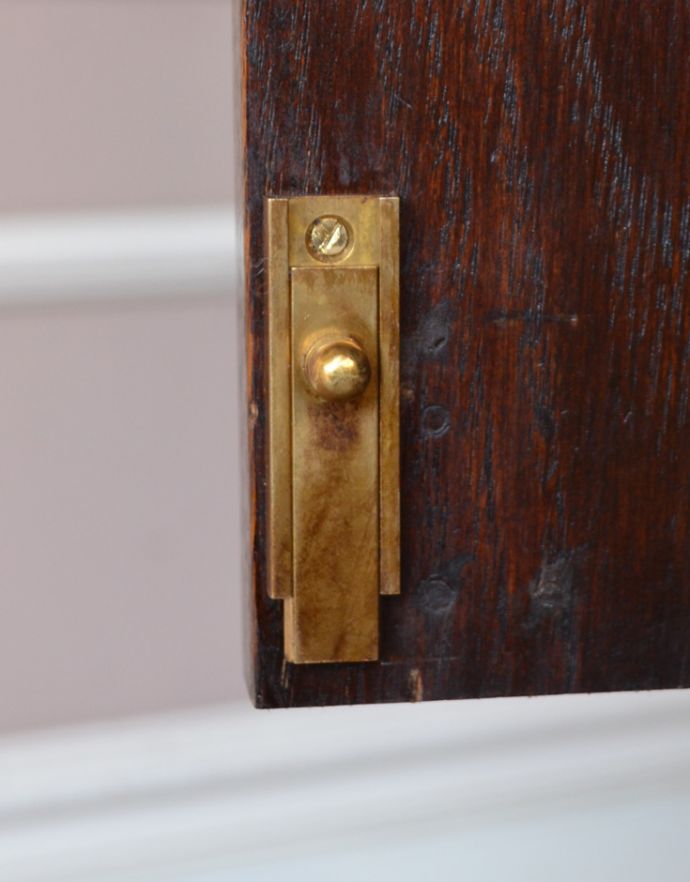 アンティークのキャビネット　アンティーク家具　シックなアンティークの英国家具、美しいウェルッシュドレッサー（食器棚）。扉を止めるストッパーが付いています。(q-396-1)