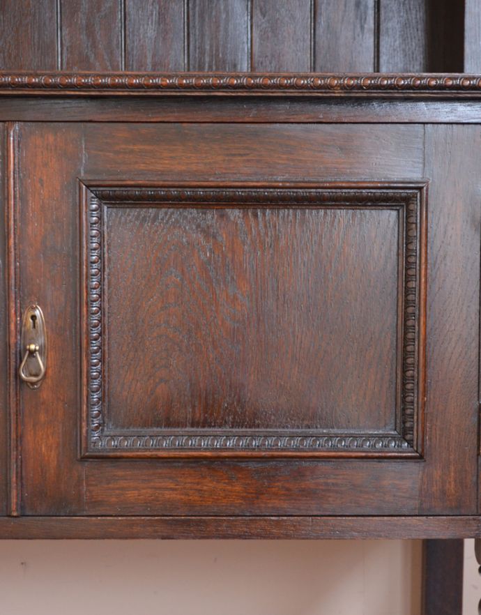 アンティークのキャビネット　アンティーク家具　シックなアンティークの英国家具、美しいウェルッシュドレッサー（食器棚）。扉にも英国らしい高級感が感じられる装飾が施されています。(q-396-1)