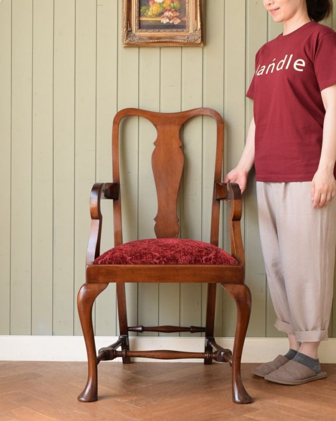 ダイニングチェア　アンティーク チェア　アームチェアー　アン女王時代に作られた英国の代表的な椅子クイーンアンチェアはそれまでの板座とは違って掛け心地がいいようにクッション性のある座面で作られた椅子です。(q-403-c)