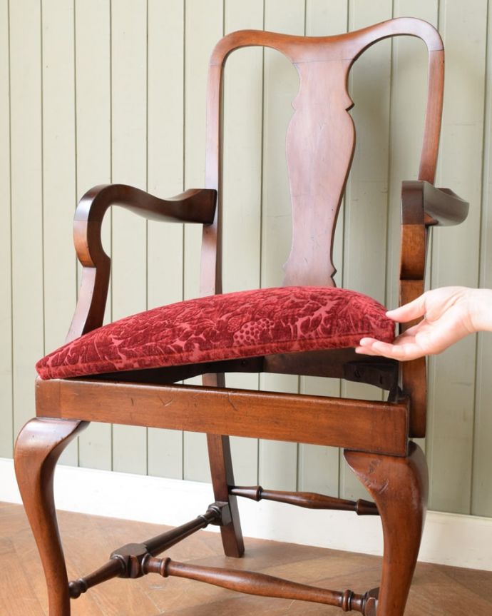 英国アンティークのおしゃれなひじ掛け付き椅子、マホガニー材の 