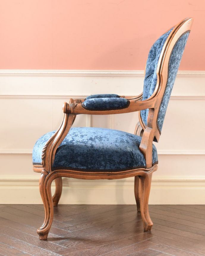 アンティークの贅沢な椅子、猫脚が優雅なアーム付きの一人掛けソファ