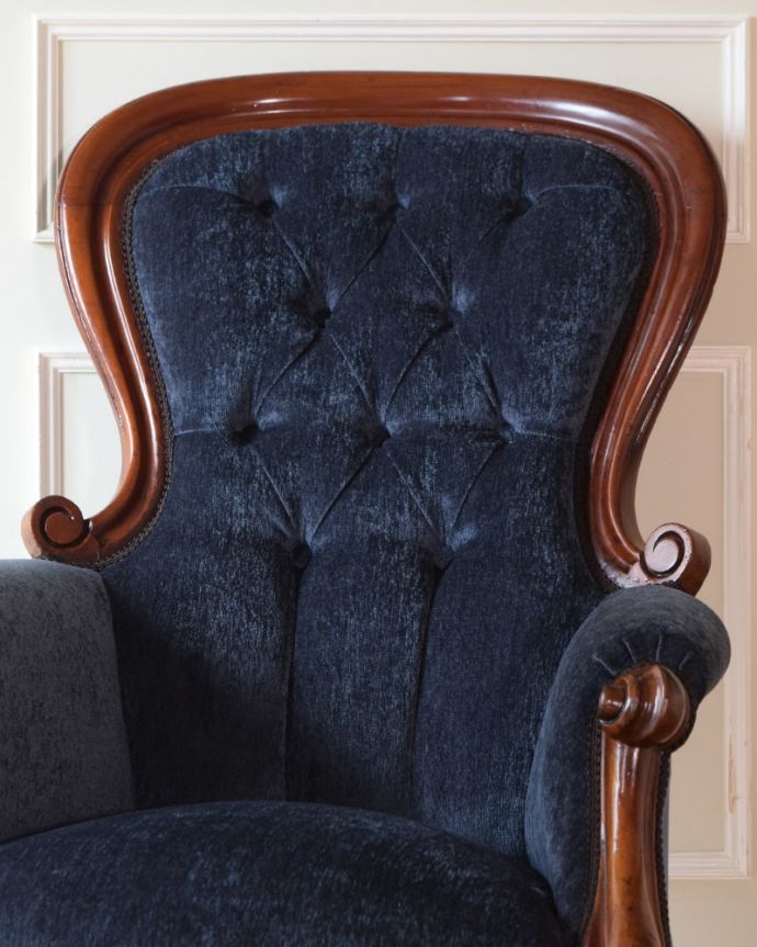 パーソナルチェア　アンティークチェア・椅子　イージーチェアー　贅沢な美しさはアンティークの証女性のために作られた椅子だけに、見た目が美しい。(q-408-c)