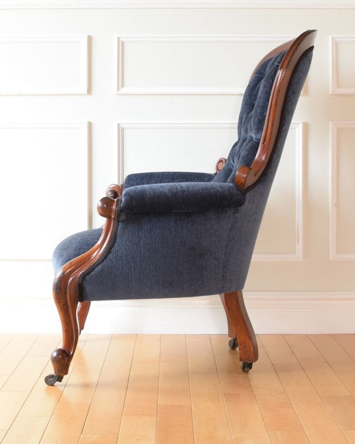パーソナルチェア　アンティークチェア・椅子　イージーチェアー　横から見ても優雅な立ち姿授乳のために作られた椅子は、座面が低く背もたれの角度もゆったり。(q-408-c)