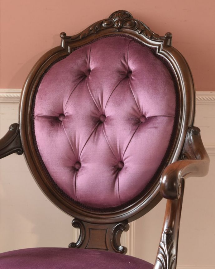 パーソナルチェア　アンティークチェア・椅子　アンティークサロンチェア、優雅なアーム付きの英国チェア　美しさの極みを堪能して下さい高級材で描かれた美しく柔らかなフォルム。(q-409-c)