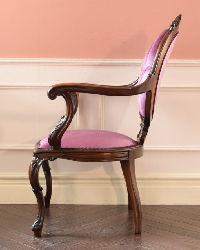 パーソナルチェア　アンティークチェア・椅子　アンティークサロンチェア、優雅なアーム付きの英国チェア　横から見ても優雅な立ち姿もちろん、横から見た姿も優雅で美しいんです。(q-409-c)