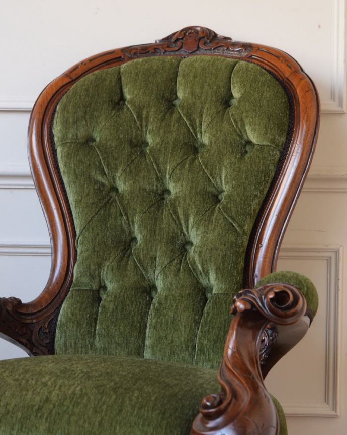 パーソナルチェア　アンティークチェア・椅子　イージーチェアー　贅沢な美しさはアンティークの証女性のために作られた椅子だけに、見た目が美しい。(q-411-c)