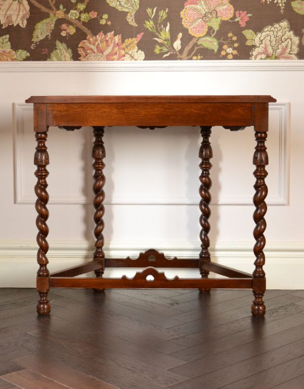アンティークのテーブル　アンティーク家具　アンティークのおしゃれな英国家具、コンソールテーブル（花台）。水が流れていく様子を思わせる細くて美しいツイストの脚です。(q-416-f)