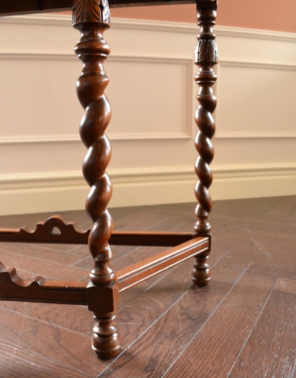 アンティークのテーブル　アンティーク家具　アンティークのおしゃれな英国家具、コンソールテーブル（花台）。丸い足先が可愛らしいです。(q-416-f)