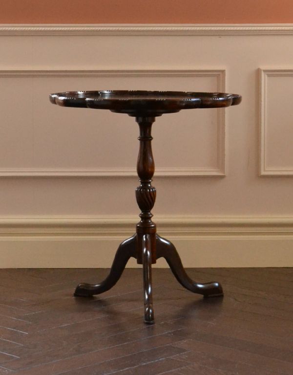 アンティーク家具　イギリスの小さなアンティーク家具、丸い天板のワインテーブル。高級感のある彫りのデザインと脚先の優雅なカーブが自慢のテーブルです。(q-417-f)