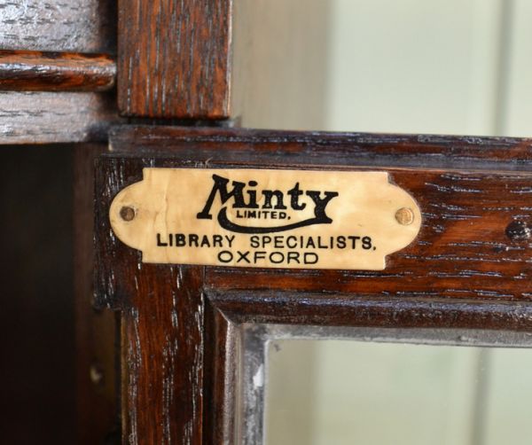 アンティーク家具　お部屋の角に置くアンティーク家具、コーナーガラスキャビネット。「Minty OXFORD」という、アンティークマーケットでも名の通った有名な家具メーカーです。(q-424-f)
