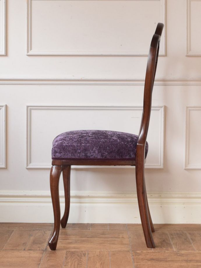 アンティークのヘップルホワイトチェア、透かし彫りが美しい英国の椅子