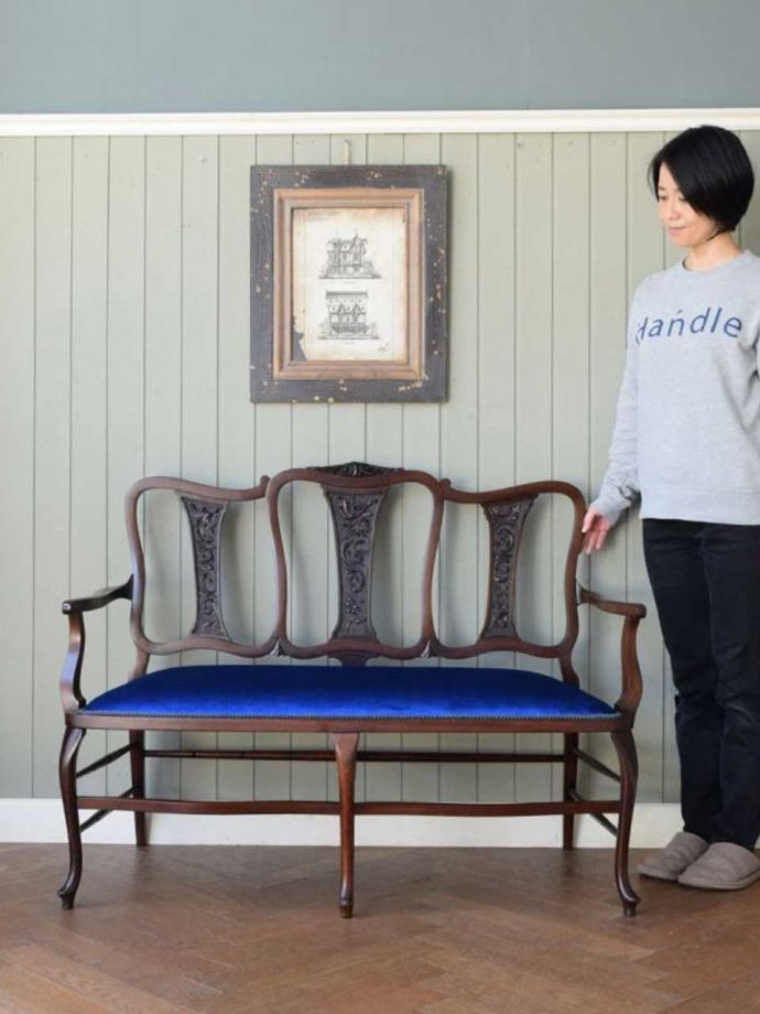 英国アンティークのソファ、装飾が美しい高級感のあるセティ