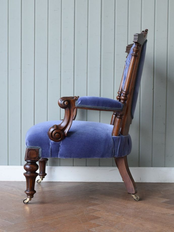 英国アンティークのパーソナルチェア、装飾が美しい高級感のあるナーシングチェア(q-433-c)｜アンティークチェア・椅子