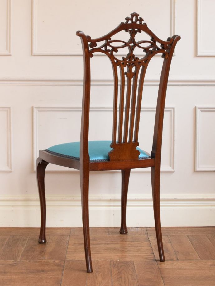 アンティークのおしゃれな椅子、英国の透かし彫りが美しいサロンチェア