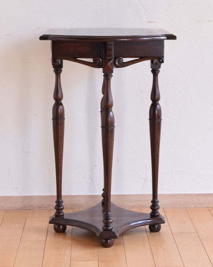 アンティークのテーブル　アンティーク家具　英国のアンティーク家具、脚が綺麗なオケージョナルテーブル（花台）。クルッと回転。(q-463-f-1)