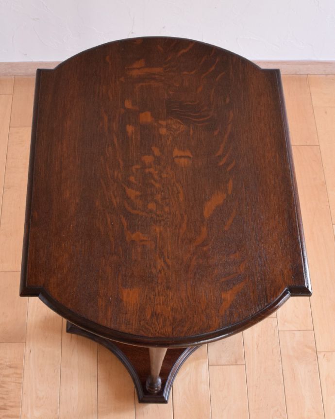 アンティークのテーブル　アンティーク家具　英国のアンティーク家具、脚が綺麗なオケージョナルテーブル（花台）。天板の形を見てみると･･･テーブルの形を上から見ると、こんな感じです。(q-463-f-1)