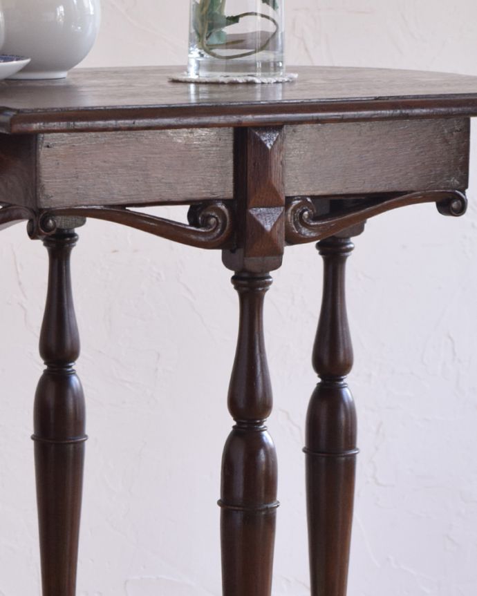 アンティークのテーブル　アンティーク家具　英国のアンティーク家具、脚が綺麗なオケージョナルテーブル（花台）。うっとりする美しさアンティークだから手に入る美しい彫。(q-463-f-1)