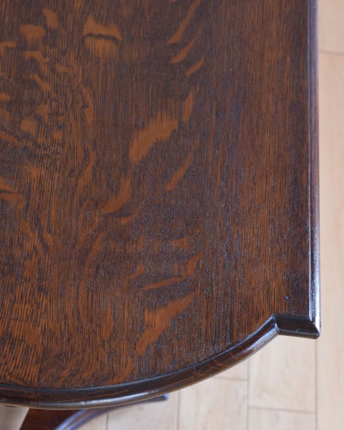 アンティークのテーブル　アンティーク家具　英国のアンティーク家具、脚が綺麗なオケージョナルテーブル（花台）。天板を近づいてみると…アンティークだから手に入れることが出来る天板に使われている銘木の美しさにうっとりです。(q-463-f-1)