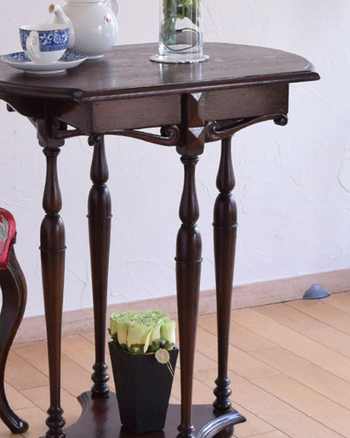 アンティークのテーブル　アンティーク家具　英国のアンティーク家具、脚が綺麗なオケージョナルテーブル（花台）。上品で優雅なアンティーク凛とした雰囲気が漂うアンティークらしい立ち姿のテーブル。(q-463-f-1)