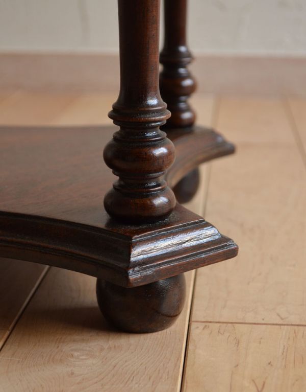 アンティークのテーブル　アンティーク家具　英国のアンティーク家具、脚が綺麗なオケージョナルテーブル（花台）。持ち上げなくても移動できます！Handleのアンティークは、脚の裏にフェルトキーパーをお付けしていますので、床を滑らせてれば移動が簡単です。(q-463-f-1)