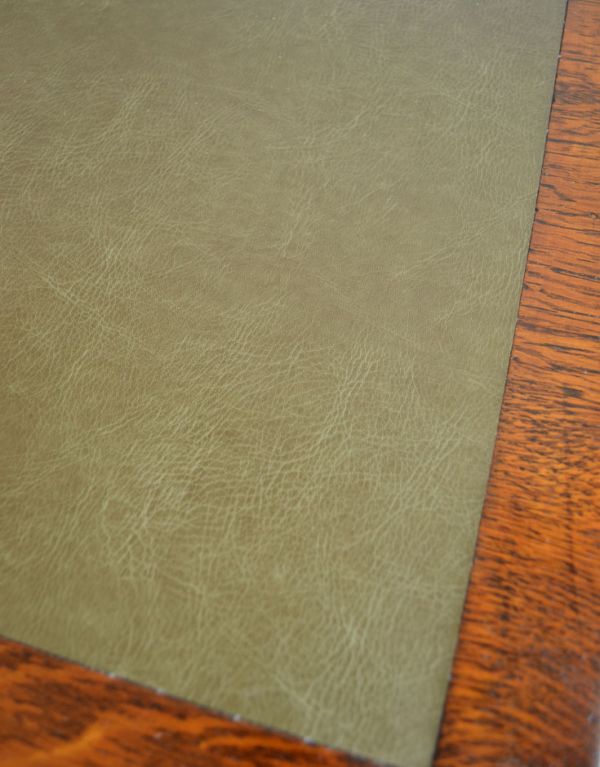 ロイドテーブル　アンティーク家具　クラシックなアンティーク家具、素敵なライティングデスク（机）。グリーンの革もキレイな状態です。(q-465-f)