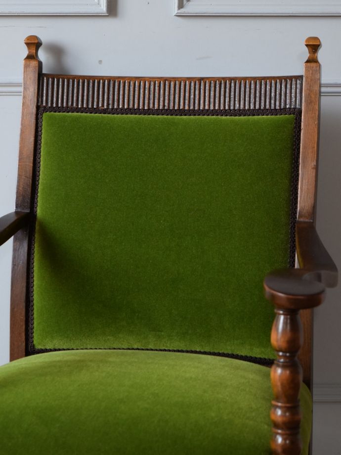 英国のアンティークの一人掛けソファ、引き出し付きのめずらしいアームチェア