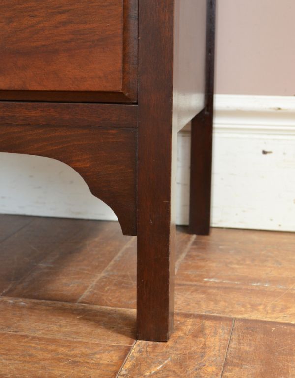 アンティークのドレッサー　アンティーク家具　英国デザインのアンティーク家具、大きな鏡付きのドレッシングチェスト。スッキリと美しい脚。(q-470-f)