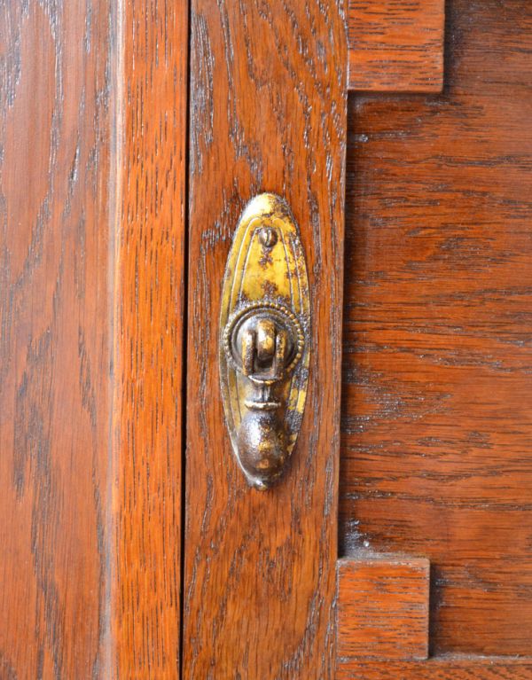 アンティークのキャビネット　アンティーク家具　アンティークの大人っぽい英国家具、ブルータイル入りのウォッシュハンドスタンド。扉はドロップ形の取っ手です。(q-478-f)