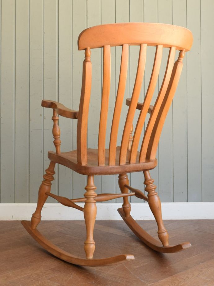 英国アンティークのロッキングチェア 、ゆったり過ごせるアンティークの椅子