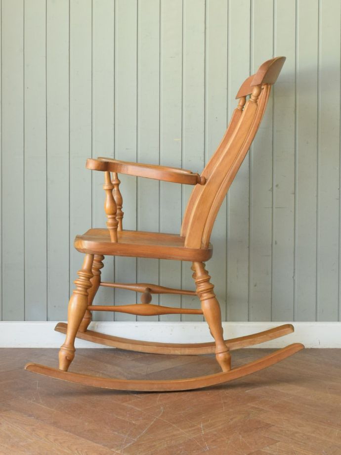 英国アンティークのロッキングチェア 、ゆったり過ごせるアンティークの椅子