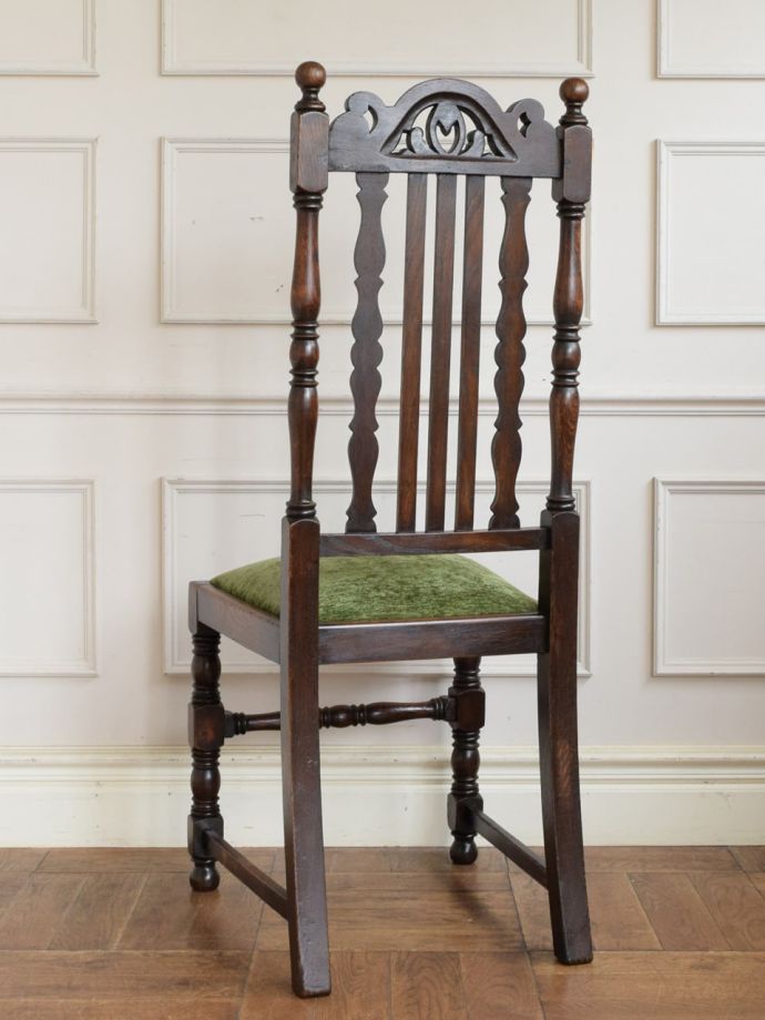 英国アンティークのダイニングチェア、重厚感漂うオーク材のアンティーク椅子