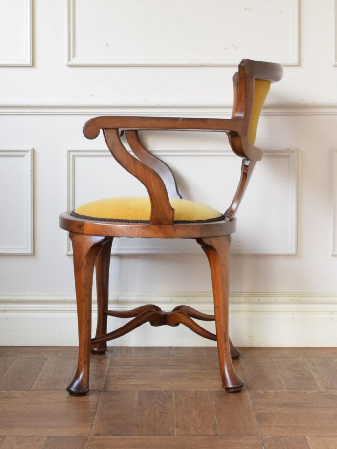 イギリスアンティークの美しい椅子、象嵌が入ったマホガニー材のアーム