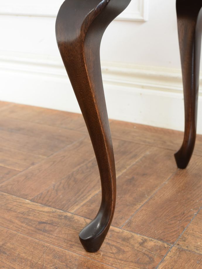 英国アンティークの椅子、すらりとした猫足がエレガントなスツール(q