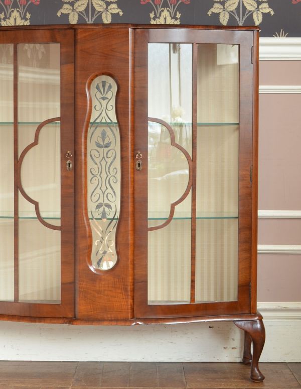 扉の装飾が輝くアンティーク家具、英国のガラスキャビネット（ショー